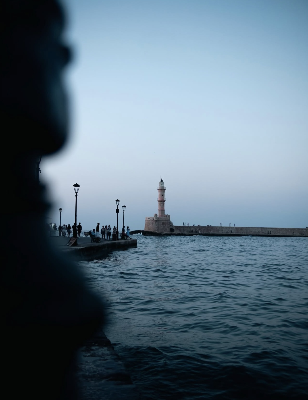 Farol junto ao mar na Grécia