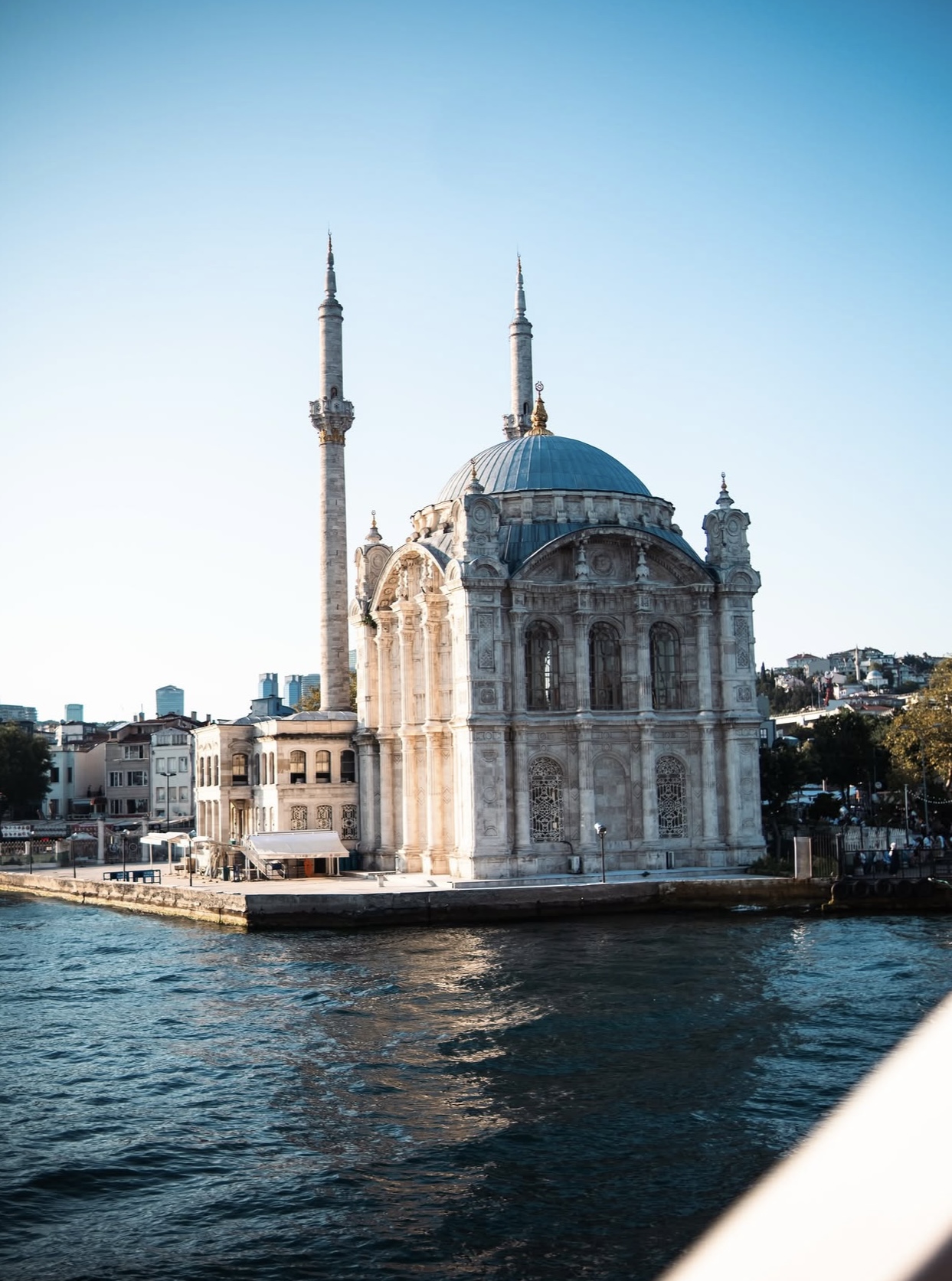 Mesquita à beira da água em Istambul