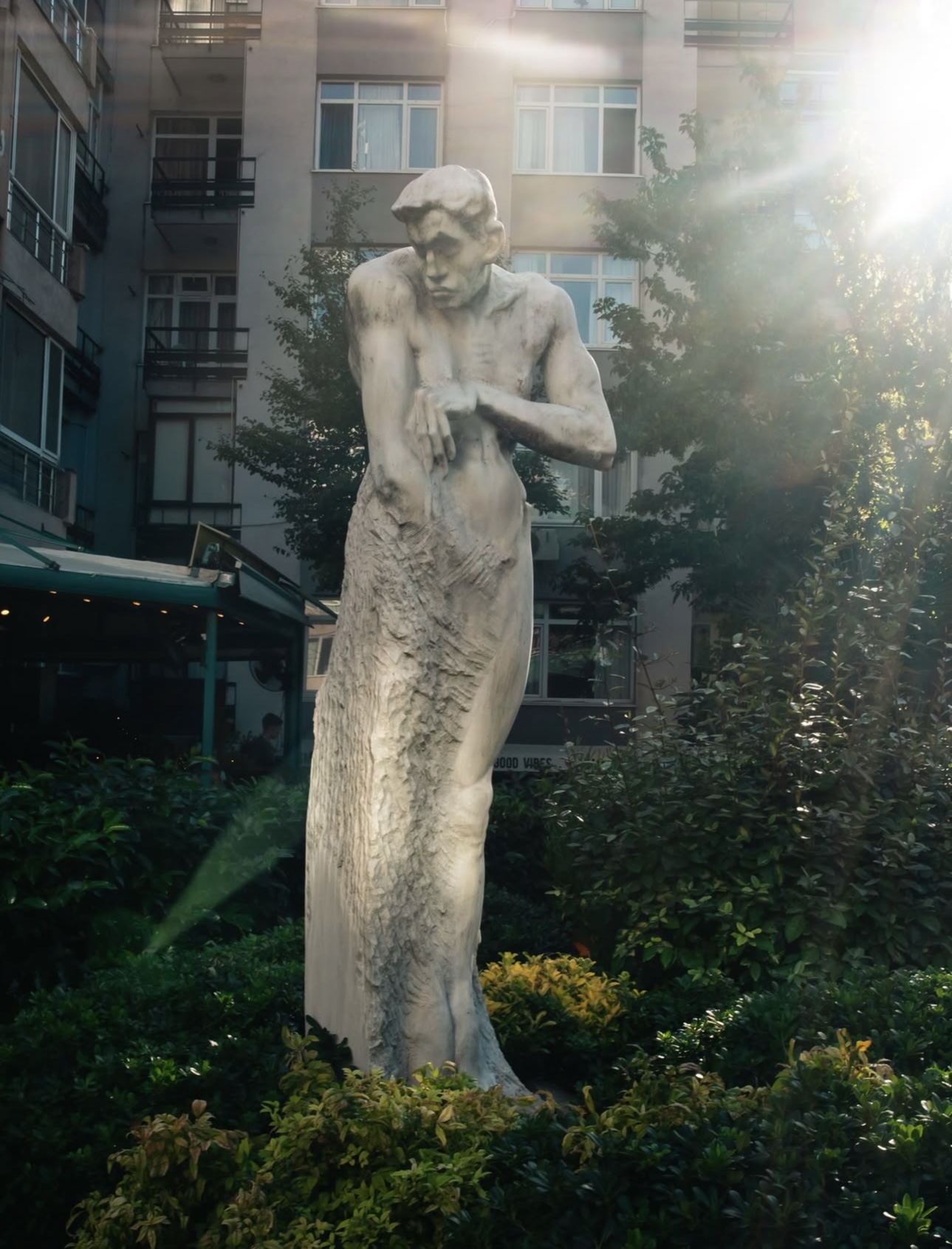 Escultura entre prédios e vegetação em Istambul