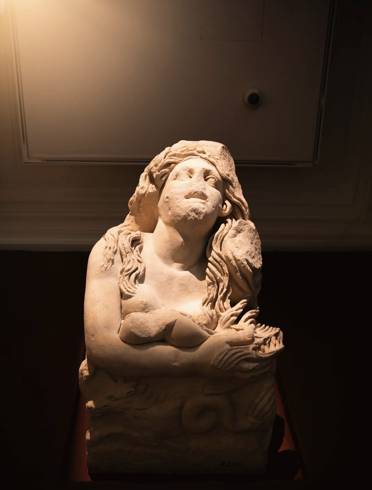 Escultura iluminada em museu de Istambul